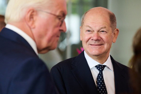 13.10.2024, Berlin: Bundeskanzler Olaf Scholz (r, SPD) und Bundespr�sident Frank-Walter Steinmeier kommen zum Festakt zu 75 Jahre Deutscher Gewerkschaftsbund ins Kosmos in die Karl-Marx-Allee. Foto: A ...