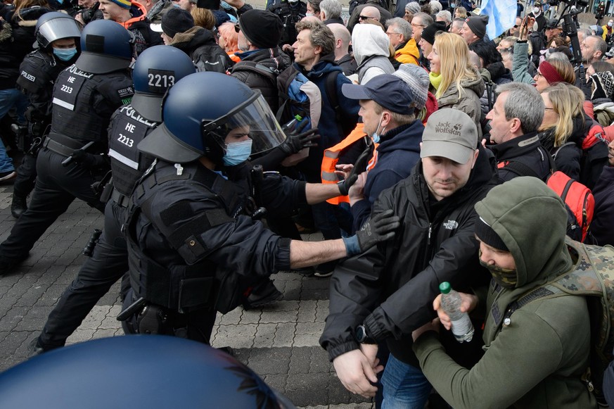 Die Polizei im Einsatz bei der Kundgebung in Kassel.