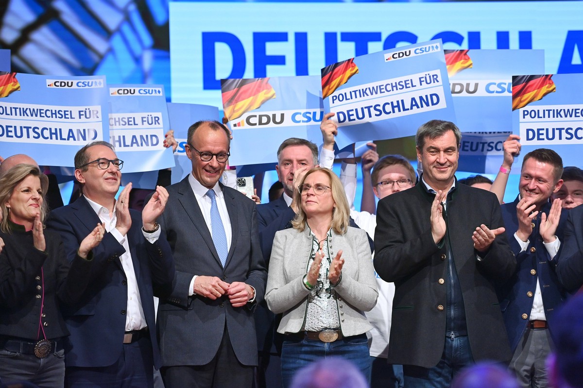 Schlussbild mit Friedrich Merz CDU Vorsitzender und Kanzlerkandidat ,Markus SOEDER Ministerpraesident Bayern und CSU Vorsitzender ,Alexander DOBRINDT Vorsitzender der CSU-Landesgruppe im Deutschen Bun ...
