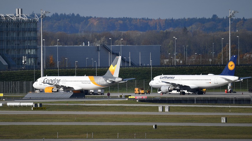 Thomas Cook / CONDOR Jet neben einem Luftahnsa Passagierflugzeug am Franz Josef Strauss Flughafen in Muenchen.Munich. *** Thomas Cook CONDOR Jet next to an Luftahnsa passenger aircraft at Franz Josef  ...