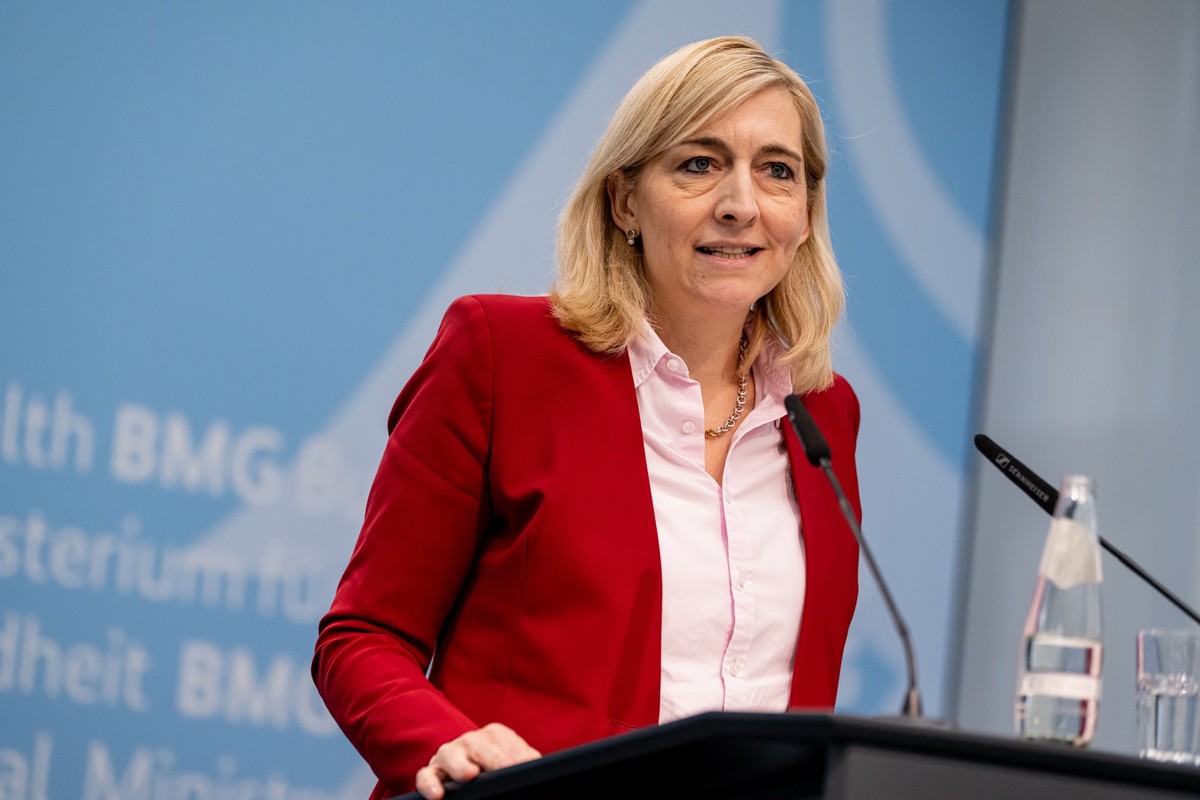 08.10.2025, Berlin: Nina Warken (CDU), Bundesgesundheitsministerin, spricht auf einer Pressekonferenz zum Krankenhausreformanpassungsgesetz und dem Gesetzentwurf zur Änderung des Medizinal-Cannabisges ...