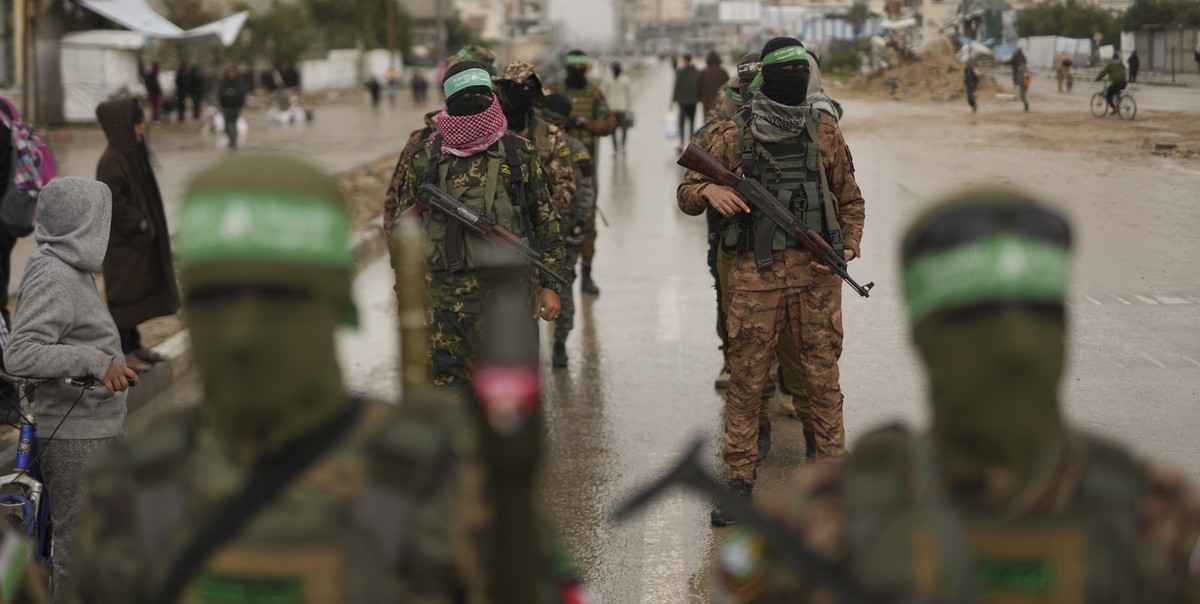 ARCHIV - 22.02.2025, Palästinensische Gebiete, Nuserait: Vermummte und bewaffnete Mitglieder der Terrororganisation Hamas im Gazastreifen während einer früheren Waffenruhe. (zu dpa: «Bericht: Hamas be ...