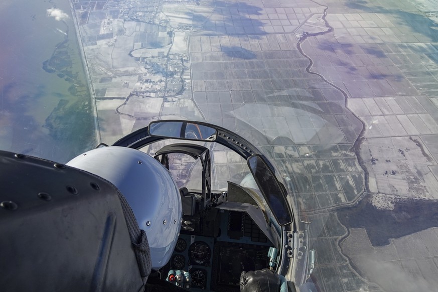 Ein Pilot sitzt während einer Militärübung im Cockpit eines russischen Suchoi Su-30 Kampfflugzeugs in der südrussischen Region Krasnodar. Russland hat große Militärmanöver angekündigt.