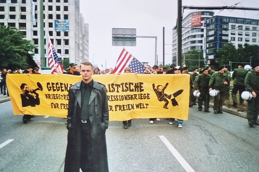 Langer Ledermantel war eines der Erkennungszeichen Axel Reitz&#039; in seiner Zeit in der Szene. Er selbst sagt, er war eine Nazi-Karikatur