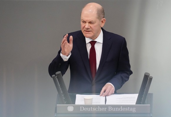 Bei einer Sondersitzung des Bundestages ruft Olaf Scholz im Februar 2022 die Zeitenwende aus.