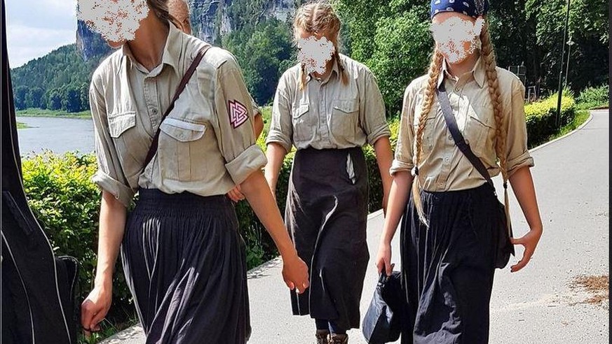 Eine mutmaßlich völkische Mädchengruppe im Elbsandsteingebirge bei Dresden. Die Gruppe war vergangene Woche erstmals aufgetaucht.