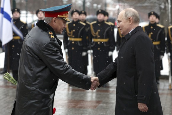 ARCHIV - 23.02.2024, Russland, Moskau: Auf diesem von der staatlichen russischen Nachrichtenagentur Sputnik via AP veröffentlichten Foto gibt Wladimir Putin (r), Präsident von Russland, Sergej Schoigu ...