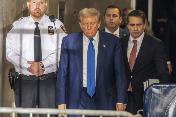 El expresidente Donald Trump camina afuera de una sala de un tribunal penal de Manhattan en su juicio el viernes 3 de mayo de 2024 en Nueva York.  (Mark Peterson/Pool Photo vía AP)