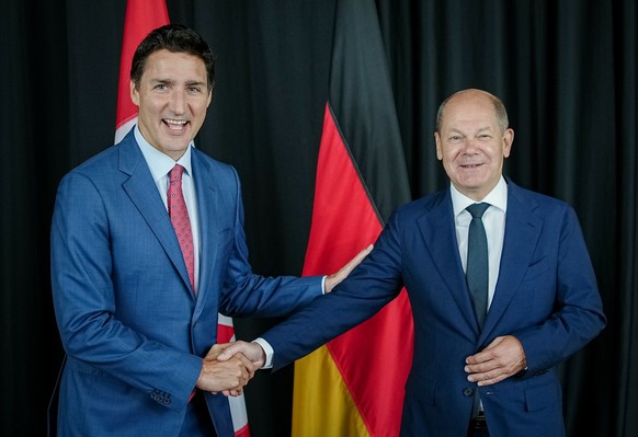 22.08.2022, Kanada, Montreal: Bundeskanzler Olaf Scholz (SPD) wird im Montreal Science Centre von Justin Trudeau (l), Premierminister von Kanada empfangen. Im Mittelpunkt der Reise steht die Zusammena ...