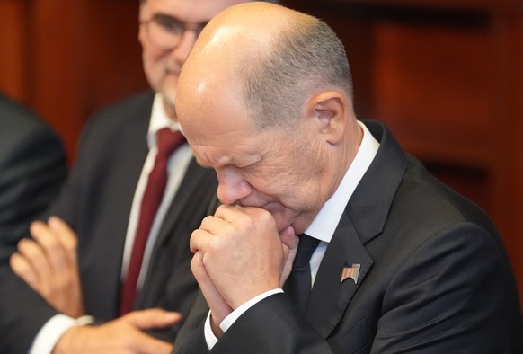 07.10.2024, Hamburg: Bundeskanzler Olaf Scholz (SPD) sitzt mit gefalteten Händen zu Beginn eines bilateralen Gesprächs mit dem Präsidenten von Namibia im Rahmen der Hamburger Nachhaltigkeitskonferenz  ...