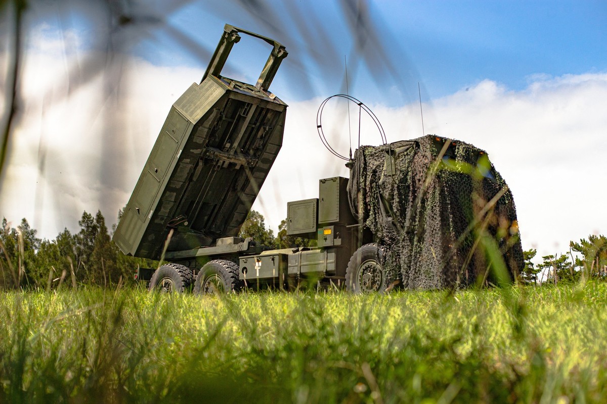 HIMARS können mit sechs Boden-Boden-Raketen (GMLRS) bestückt werden. Es kann jedoch auch eine ATACM-Rakete abgefeuert