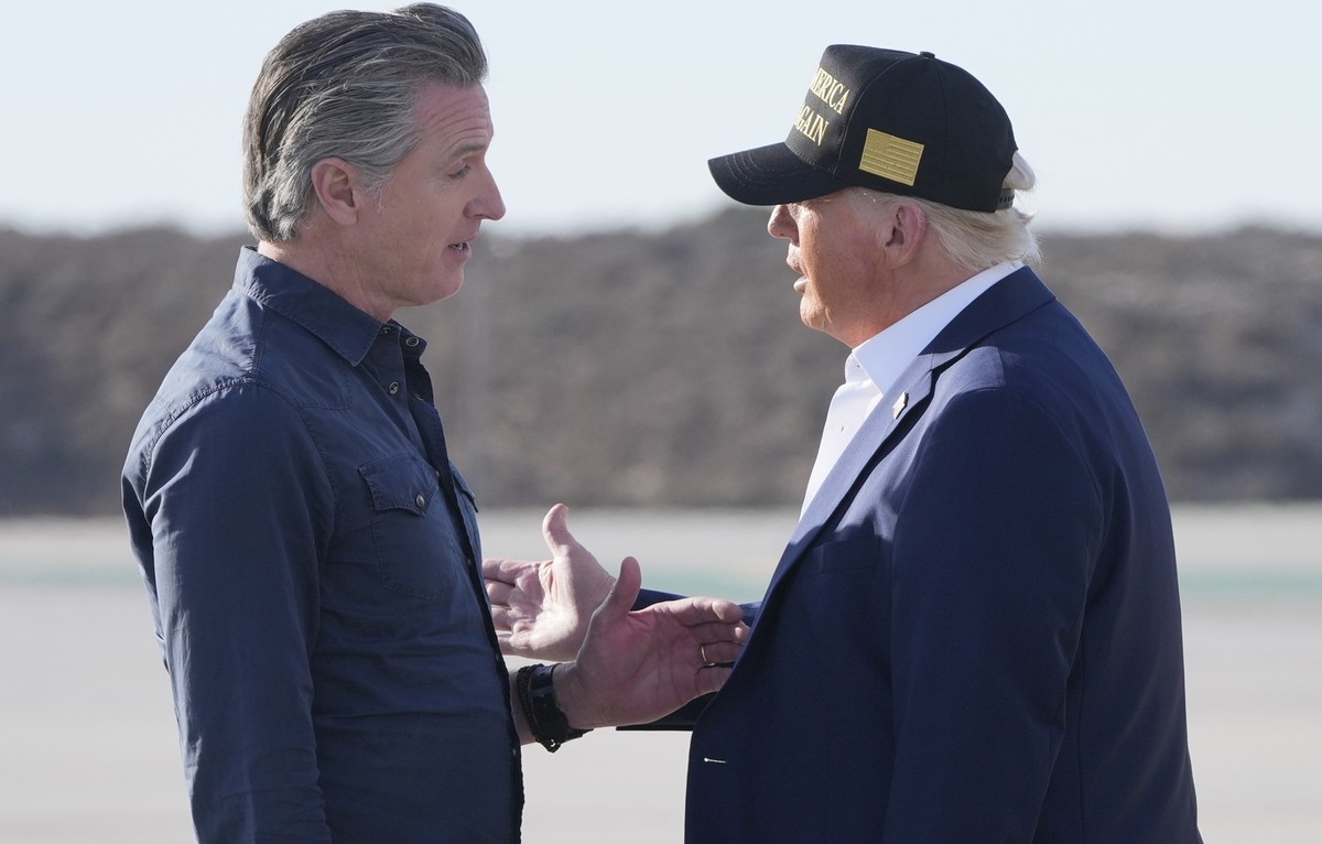 President Donald Trump talks with California Gov. Gavin Newsom after arriving on Air Force One at Los Angeles International Airport in Los Angeles, Friday, Jan. 24, 2025. (AP Photo/Mark Schiefelbein)