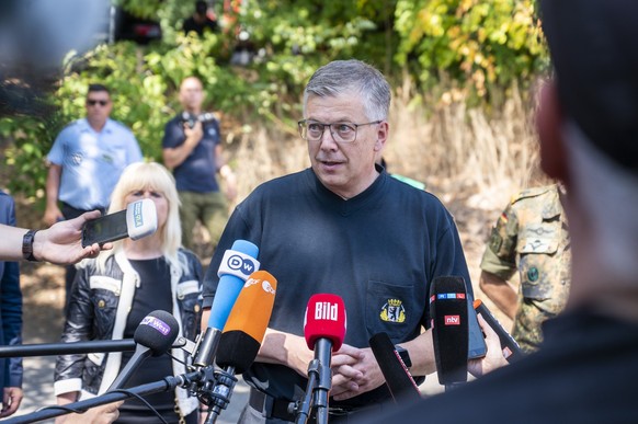 04.08.2022, Berlin: Karsten Homrighausen, Landesbranddirektor der Berliner Feuerwehr, spricht bei einer Pressekonferenz vor dem Einsatzort. Wegen eines Brandes im Grunewald wurde die Avus und der angr ...