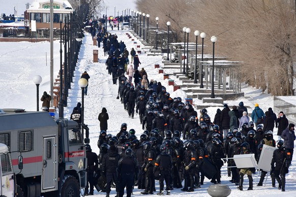 Wladiwostok: Bereitschaftspolizisten bringen sich gegen Teilnehmer der nicht genehmigten Demonstration in Stellung.