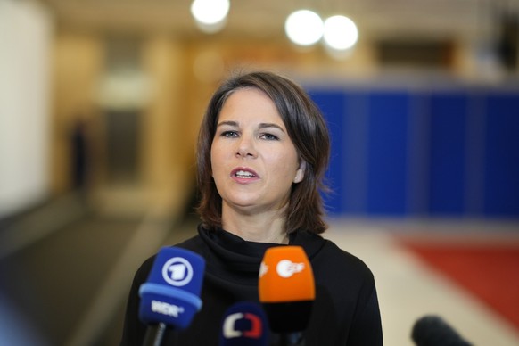 Annalena Baerbock fordert bei einem Treffen der EU-Außen- und Verteidigungsminister in Prag eine Neuausrichtung der Russland-Strategie.