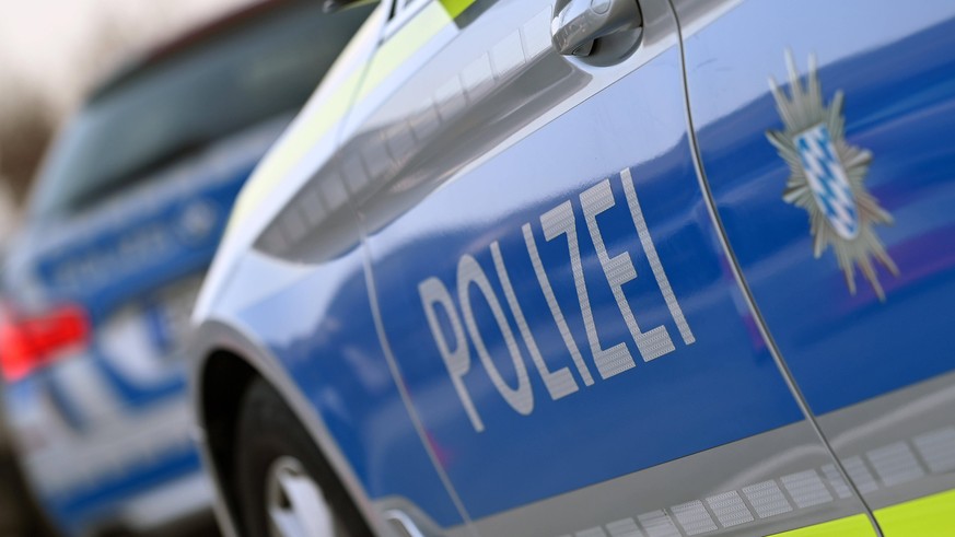 Themenbild Polizei. Streifenwagen,Polizeiauto. Grenzkontrollen an der oesterreichisch deutschen Grenze ,Grenzuebergang Kiefersfelden Grenzpolizisten kontrollieren Autofahrer bei der Einreise von Tirol ...