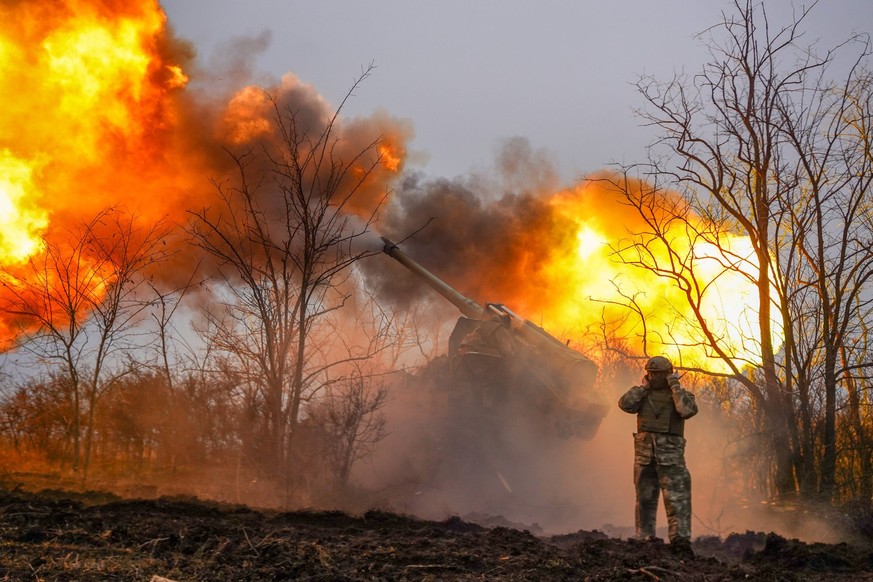 Ukraine-Konflikt, Eindrücke aus Saporischschja RUSSIA, ZAPOROZHYE REGION - JANUARY 22, 2023: Firing a Giatsint self-propelled gun is engaged in the special military operation area. Andrei Rubtsov/TASS ...