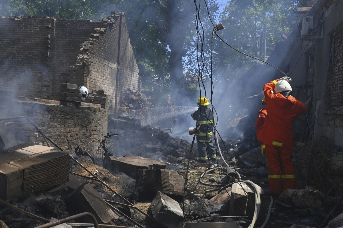 11.07.2025, Ukraine, Odessa: Feuerwehrleute arbeiten daran, ein Feuer nach einem russischen Angriff zu löschen. Foto: Michael Shtekel/AP/dpa +++ dpa-Bildfunk +++