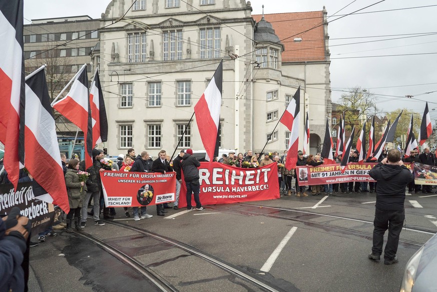 Partei die Rechte Kundgebung der Neonazi-Partei Die Rechte für die verurteilte und inhaftierte Holocaustleugnerin Ursula Haverbeck am Jahrestag der Nazi-Reichpogromnacht am 9. November in Bielefeld /  ...