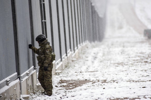 November 18, 2022, Nomiki, Podlaskie, Poland: A border guard is seen guarding the border wall dividing Poland from Belarus. Polands Interior Minister Mariusz Kaminski inspected the initial installatio ...