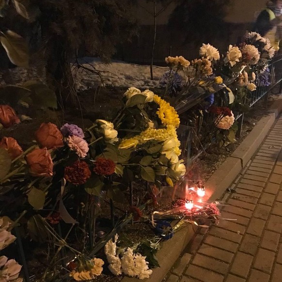 Blumen an der ehemaligen Botschaft der Ukraine in Moskau.