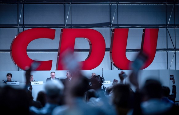 10.09.2022, Niedersachsen, Hannover: Delegierte halten beim Bundesparteitag der CDU ihre Stimmkarten hoch. Beim zweitägigen Parteitag der Union wurde unter anderem eine Frauenquote beschlossen. Foto:  ...