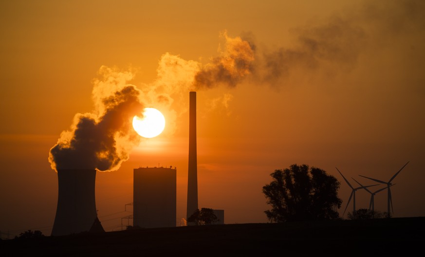 ARCHIV - 19.08.2020, Niedersachsen, Hohenhameln: Die Sonne geht hinter dem Kohlekraftwerk Mehrum im nieders