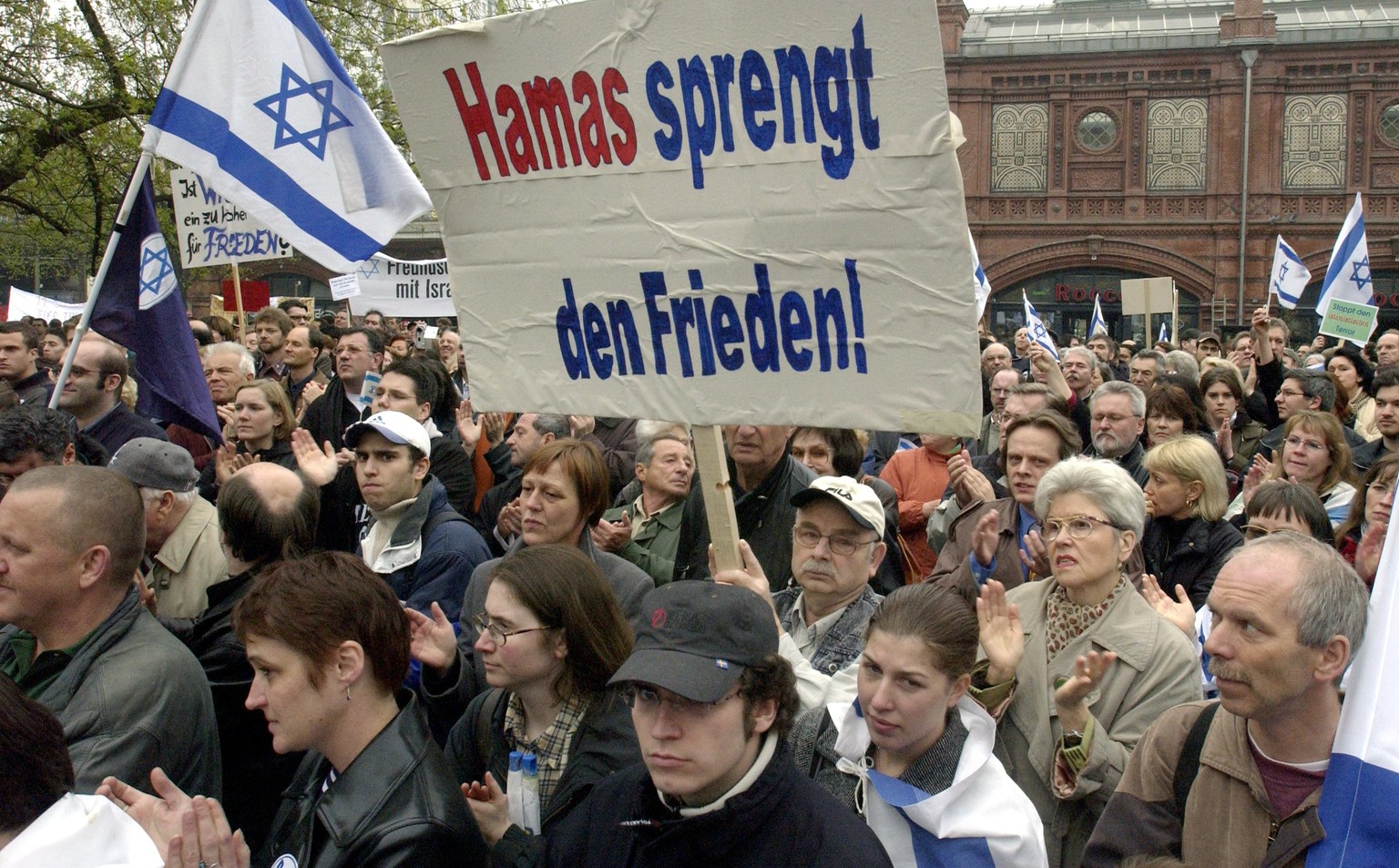 Menschen demonstrieren für Solidarität mit Israel und gegen Antisemitismus (2002).