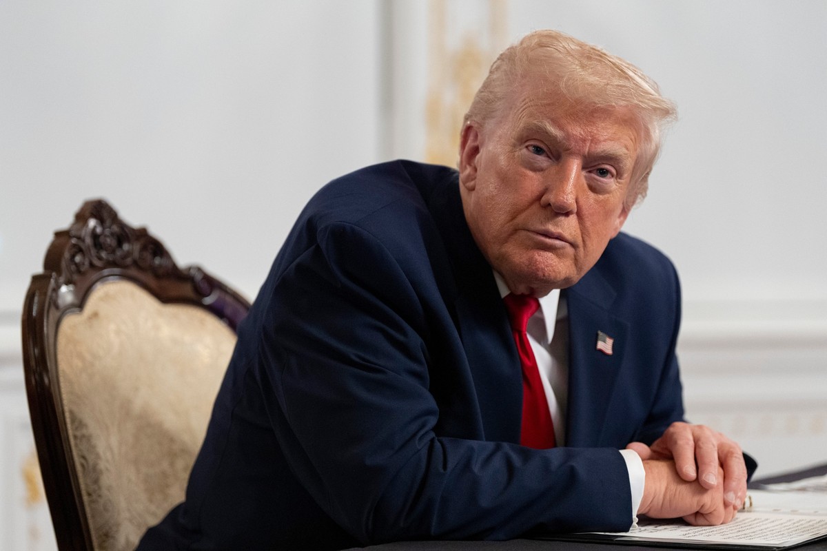 27.11.2025, USA, Palm Beach: US-Präsident Donald Trump spricht zu Reportern, nachdem er an Thanksgiving von seinem Anwesen Mar-a-Lago per Video zu den Truppen gesprochen hat. Foto: Alex Brandon/AP/dpa ...