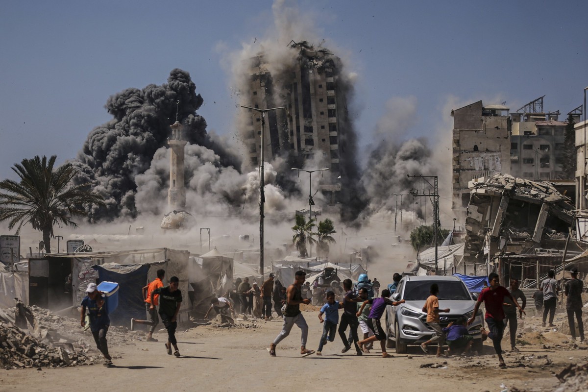 ARCHIV - 05.09.2025, Palästinensische Gebiete, Gaza: Palästinenser suchen während eines israelischen Luftangriffs auf ein Hochhaus im Gaza Schutz, nachdem die israelische Armee zuvor eine Warnung hera ...