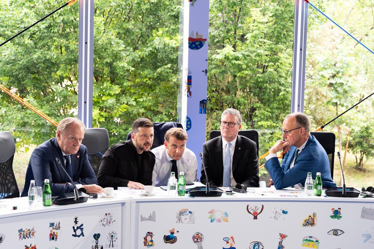 HANDOUT - 16.05.2025, Albanien, Tirana: Donald Tusk (l-r), Ministerpräsident von Polen, Wolodymyr Selenskyj, Präsident der Ukraine, Frankreichs Präsident Emmanuel Macron, Keir Starmer, Premierminister ...