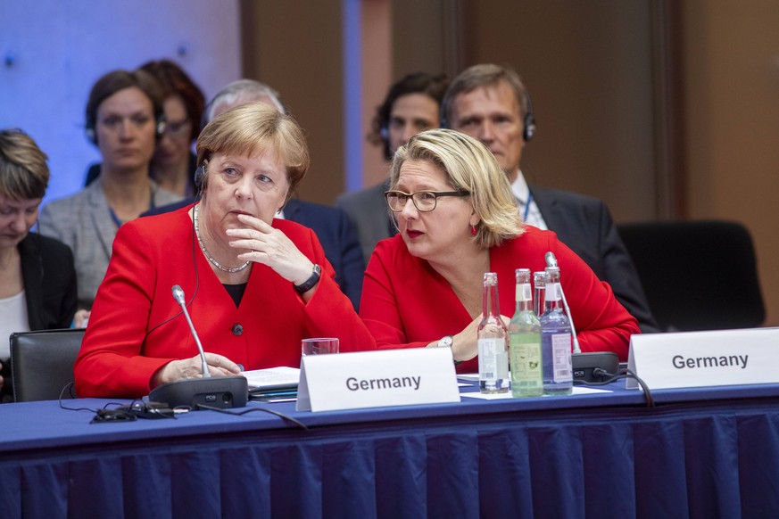 Bundeskanzlerin Angela Merkel CDU, Umweltministerin Svenja Schulze SPD.