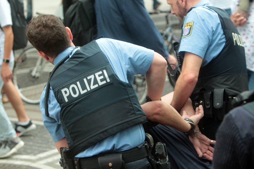 Polizeieinsatz in der Fußgängerzone Zeil in der Innenstadt Frankfurt. Polizisten führen nach einer Schlägerei mit Verletzten den Widerstand leistenden Täter in Handschellen ab; Hessen, Deutschland

Po ...