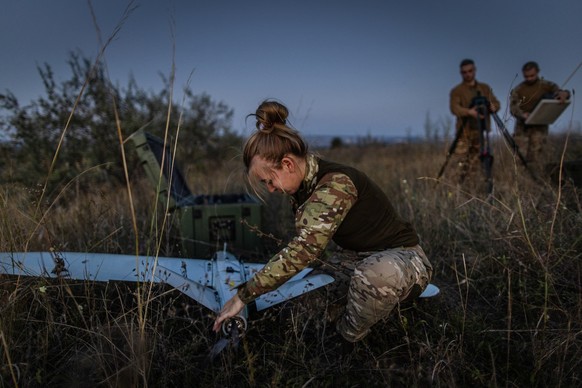 21.09.2023, Ukraine, Kramatorsk: Eine ukrainische Soldatin montiert eine Leleka-Drohne vor einer �bung. Die Drohne kann bis zu eineinhalb Stunden fliegen und dabei mehr als 80 Kilometer zur�cklegen. I ...