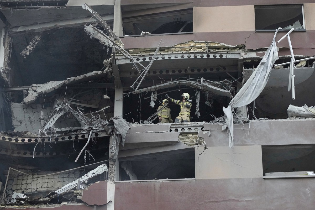dpatopbilder - 13.06.2025, Iran, Teheran: Feuerwehrleute arbeiten nach israelischen Angriffen am Ort einer Explosion in einer Wohnanlage im Norden von Teheran. Foto: Vahid Salemi/AP/dpa +++ dpa-Bildfu ...