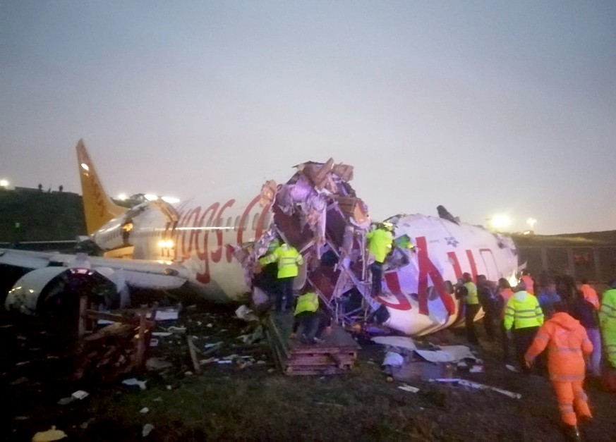 Das verunglückte Flugzeug wird untersucht.