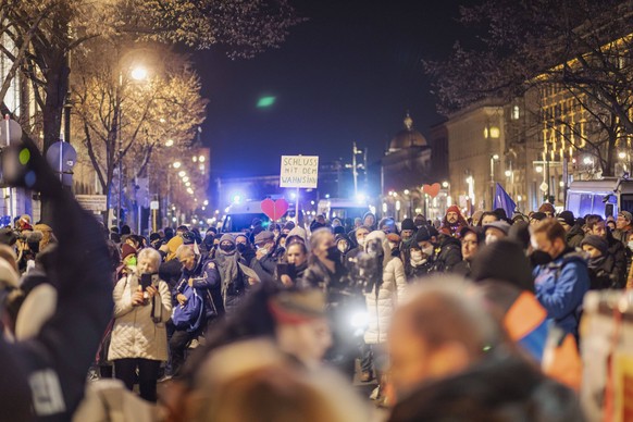 Impfgegner-Protest und Gegenprotest in Mitte, Am Abend sind erneut Corona Leugner und Impfgegner auf die Stra�e gegangen in Berlin-Mitte. Das Ziel der Montagsdemonstration und des Aufzuges der ca. 600 ...