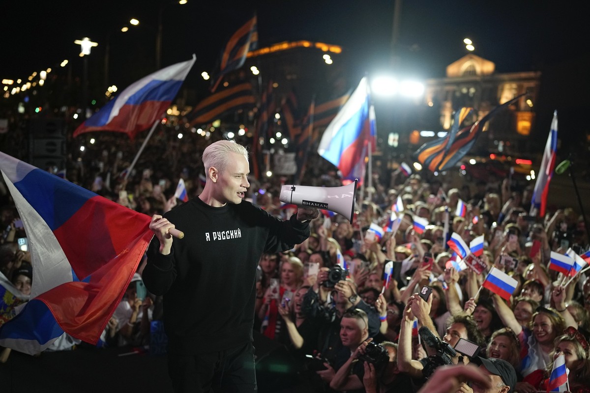 ARCHIV - 19.07.2024, Russland, Moskau: Der russische Popstar Shaman, Jaroslaw Dronow, tritt während eines Konzerts vor der US-Botschaft in Moskau auf und reagiert damit auf die Entfernung seiner Liede ...