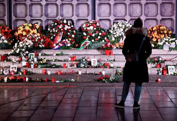 Eine Frau steht am Mahnmal &quot;Der Riss&quot; zum Gedenken an die Opfer des Terroranschlags auf den Weihnachtsmarkt 2016 am Breitscheidplatz. Kurz vor Weihnachten 2016 erlebt die Bundesrepublik in B ...