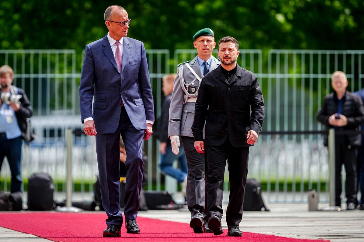 28.05.2025, Berlin: Wolodymyr Selenskyj (r), Präsident der Ukraine, wird von Bundeskanzler Friedrich Merz (CDU) vor dem Bundeskanzleramt mit militärischen Ehren begrüßt. Der ukrainische Präsident Sele ...