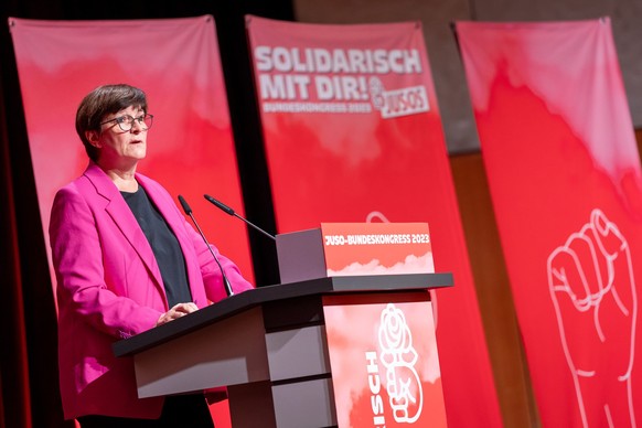 18.11.2023, Niedersachsen, Braunschweig: Saskia Esken, Bundesvorsitzende der SPD, spricht beim Bundeskongress der Jungsozialisten (Jusos). Foto: Moritz Frankenberg/dpa +++ dpa-Bildfunk +++