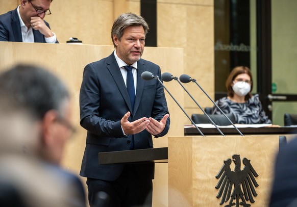 08.07.2022, Berlin: Robert Habeck (B�ndnis 90/Die Gr�nen), Bundesminister f�r Wirtschaft und Klimaschutz, spricht im Bundesrat. Das L�nderparlament befasst sich in der Sitzung u.a. mit den Themen Absc ...