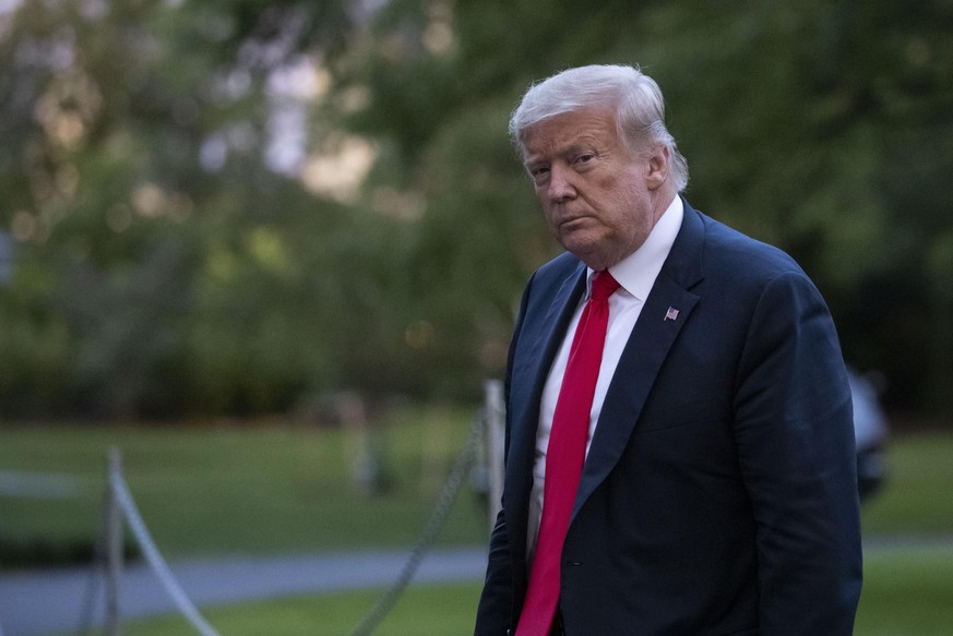 President Donald Trump walks on the South Lawn after arriving on Marine One at the White House, Thursday, June 25, 2020, in Washington. Trump is returning from Wisconsin. (AP Photo/Alex Brandon) |