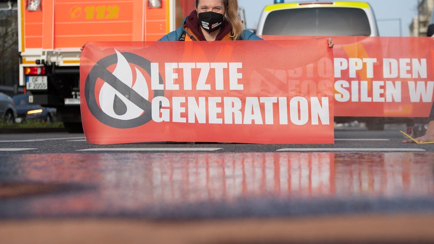 13.04.2022, Hessen, Frankfurt/Main: Eine Demonstrantin sitzt w