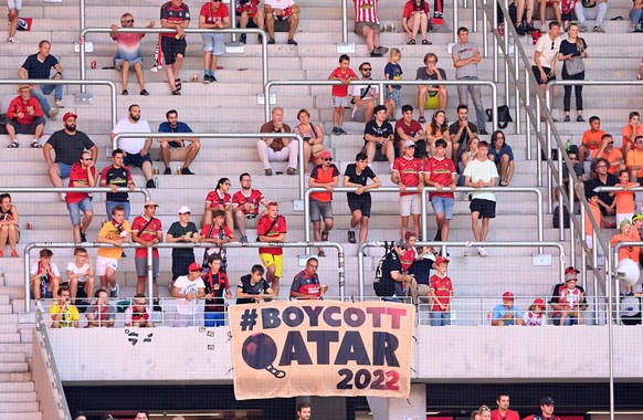 Fußballfans protestieren gegen die WM 2023 in Katar, ein Land, das unter anderem die Taliban unterstützt.
