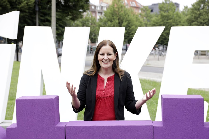 Janine Wissler beim Fototermin zur Präsentation der Plakatkampagne der Partei Die Linke zur Bundestagsswahl 2021 vor der Volksbühne am Rosa-Luxemburg-Platz. Berlin, 21.07.2021 *** Janine Wissler at th ...