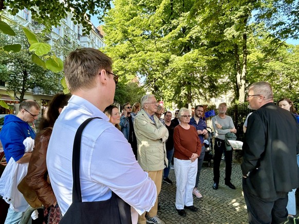 Moritz Körner (FDP) beim Kiezspaziergang durch Prenzlauer Berg von der Europa-Union gemeinsam mit David Krappitz von Volt.