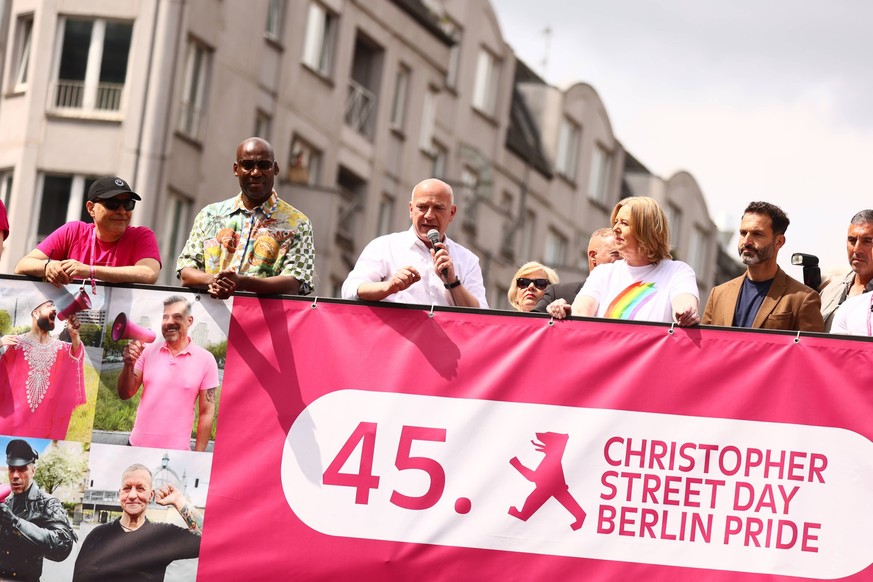 Der Regierende Bürgermeister Kai Wegner und Bundestagspräsidentin Bärbel Bas halten eine Ansprache vor dem Beginn der Christopher Street Day Parade 2023 in Berlin am 22. Juli 2023. CSD 2023 in Berlin  ...