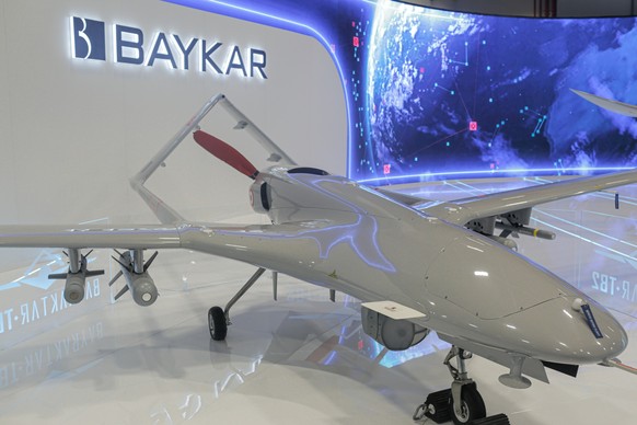 27.10.2022, Türkei, Istanbul: Ein unbemanntes Kampfflugzeug des türkischen Rüstungsunternehmens Baykar wird auf der SAHA EXPO Defence &amp; Aerospace Exhibition in Istanbul gezeigt. Der Chef des führe ...