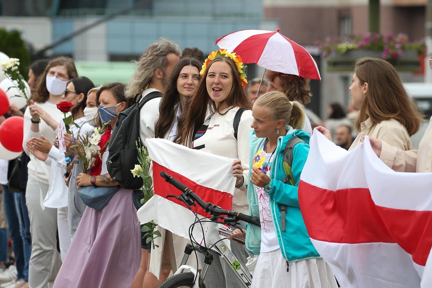 Junge Frauen protestieren gegen Präsident Lukaschenko in Minsk.